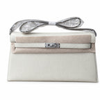 Hermès’ new armpit bag is here. A new member has been added to the Kelly family. Just looking at the online picture, I’m so excited. The first look at the real thing feels like an enlarged version of
