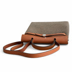 Hermers' popular herbag 31cm is designed to be inspired by saddle bags. The body of the bag is made of canvas, and the inseam, shoulder straps and handle are made of leather. The appearance is very si
