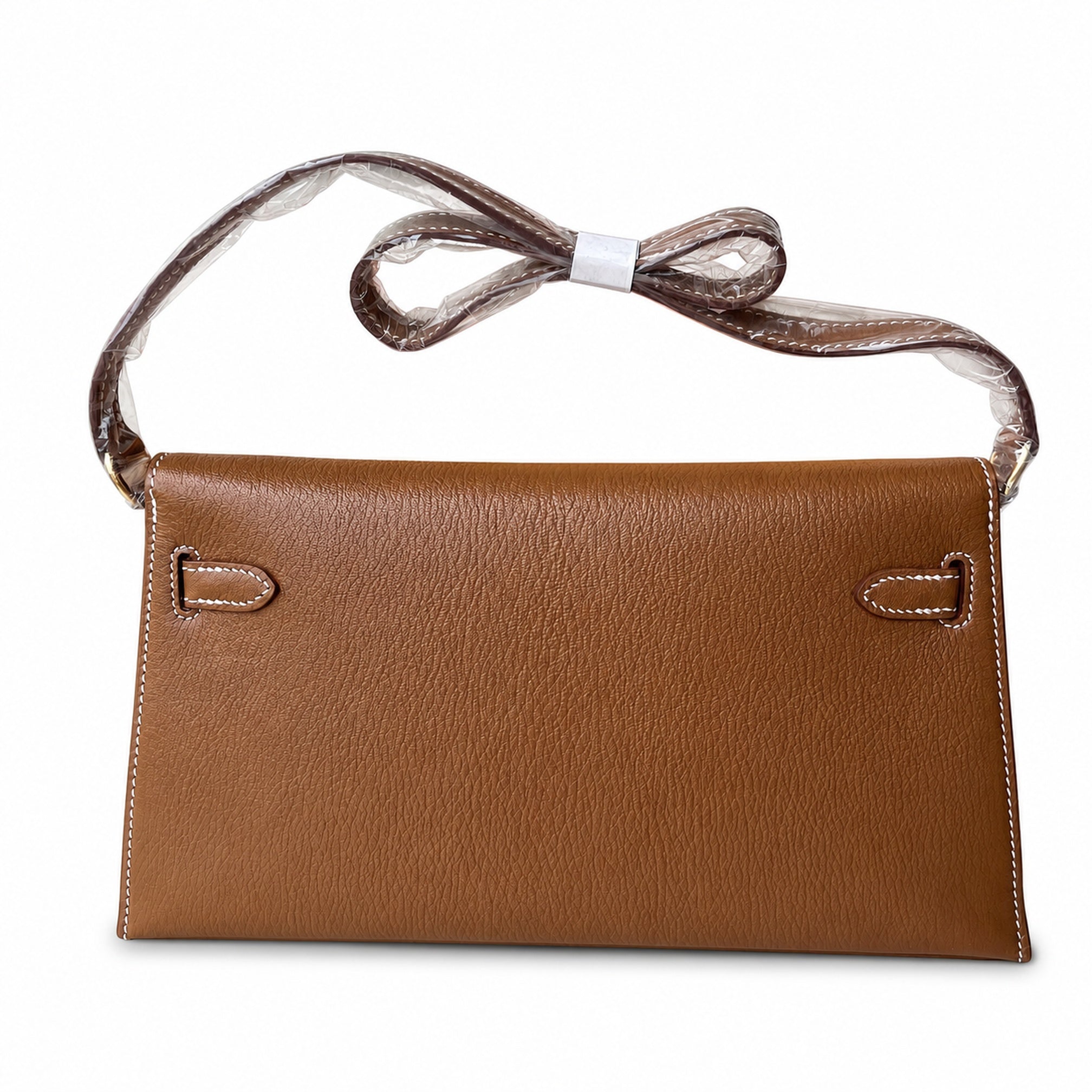 Hermès’ new armpit bag is here. A new member has been added to the Kelly family. Just looking at the online picture, I’m so excited. The first look at the real thing feels like an enlarged version of