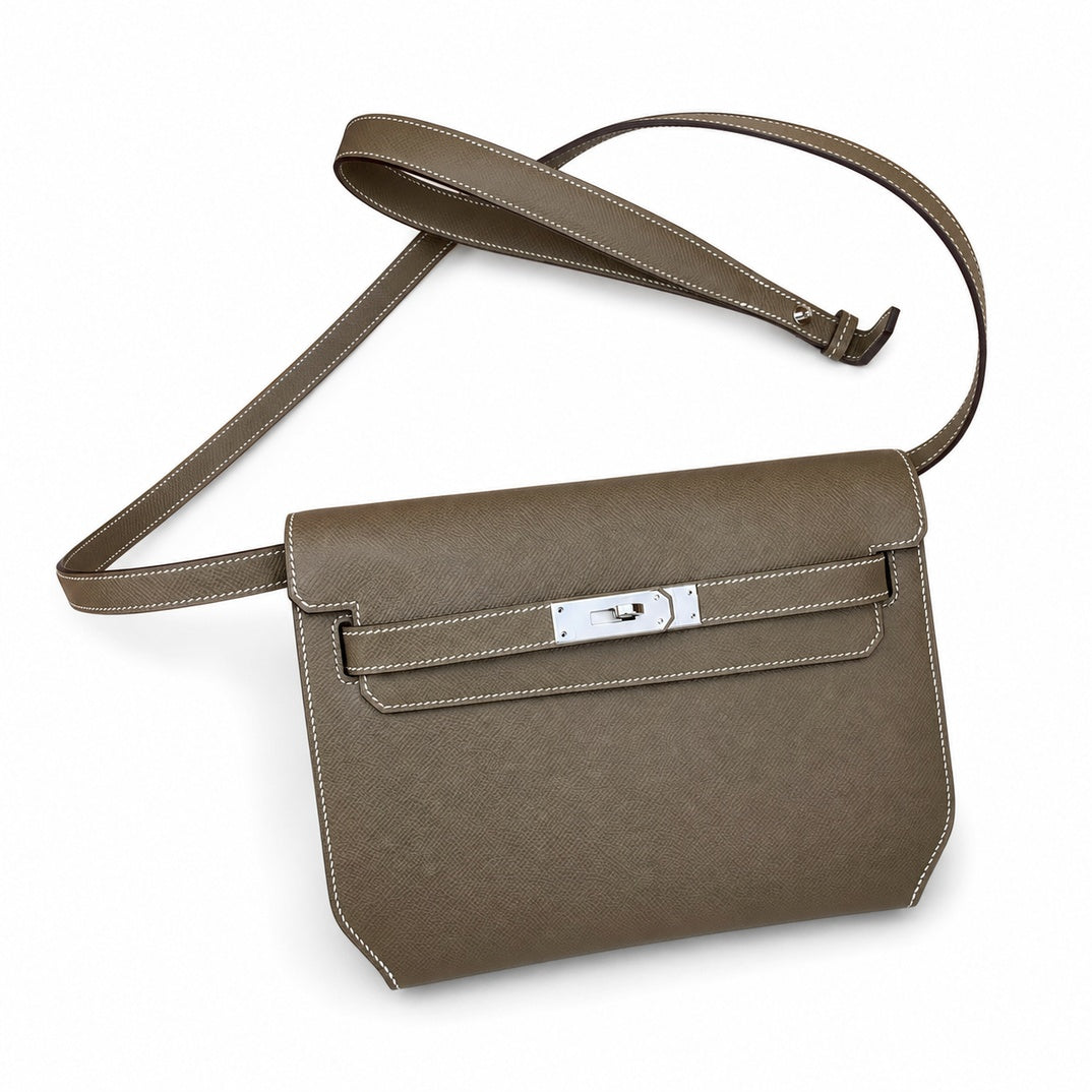 Kelly Depeches 25cm Epsom leather, 18 elephant gray, silver buckle, the most in-class men's handbag Depeches25. This leather is really unique. When paired with a shoulder strap, it instantly transform