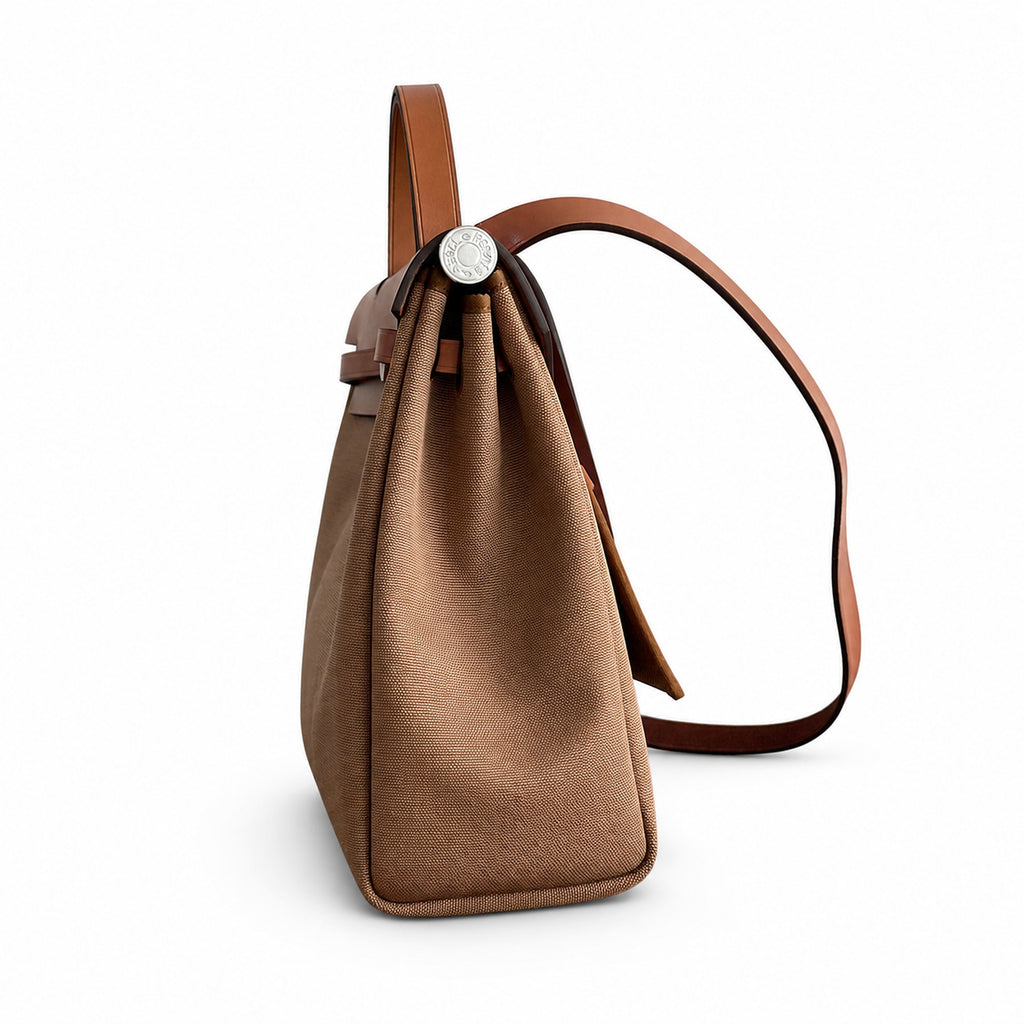 Hermers' popular herbag 31cm is designed to be inspired by saddle bags. The body of the bag is made of canvas, and the inseam, shoulder straps and handle are made of leather. The appearance is very si