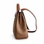 Hermers' popular herbag 31cm is designed to be inspired by saddle bags. The body of the bag is made of canvas, and the inseam, shoulder straps and handle are made of leather. The appearance is very si