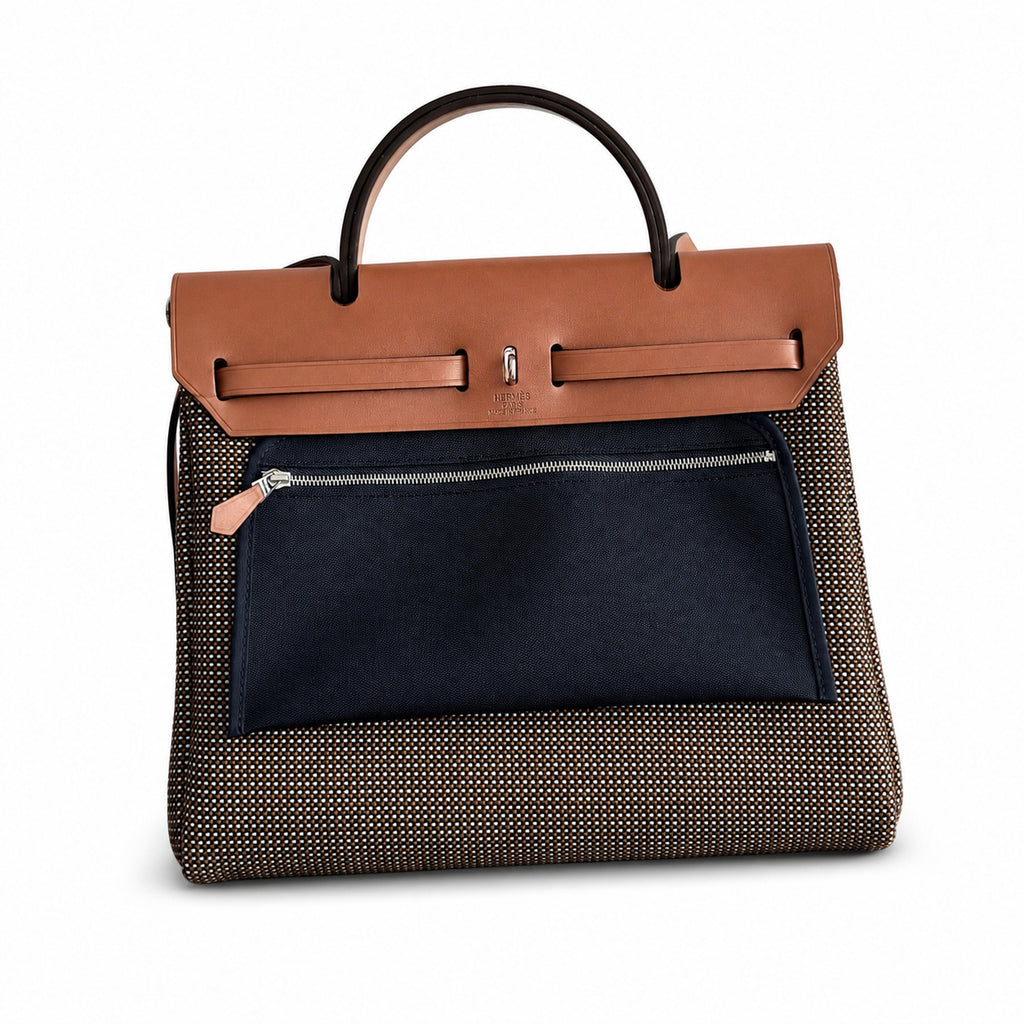 Hermers' popular herbag 31cm is designed to be inspired by saddle bags. The body of the bag is made of canvas, and the inseam, shoulder straps and handle are made of leather. The appearance is very si