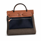 Hermers' popular herbag 31cm is designed to be inspired by saddle bags. The body of the bag is made of canvas, and the inseam, shoulder straps and handle are made of leather. The appearance is very si