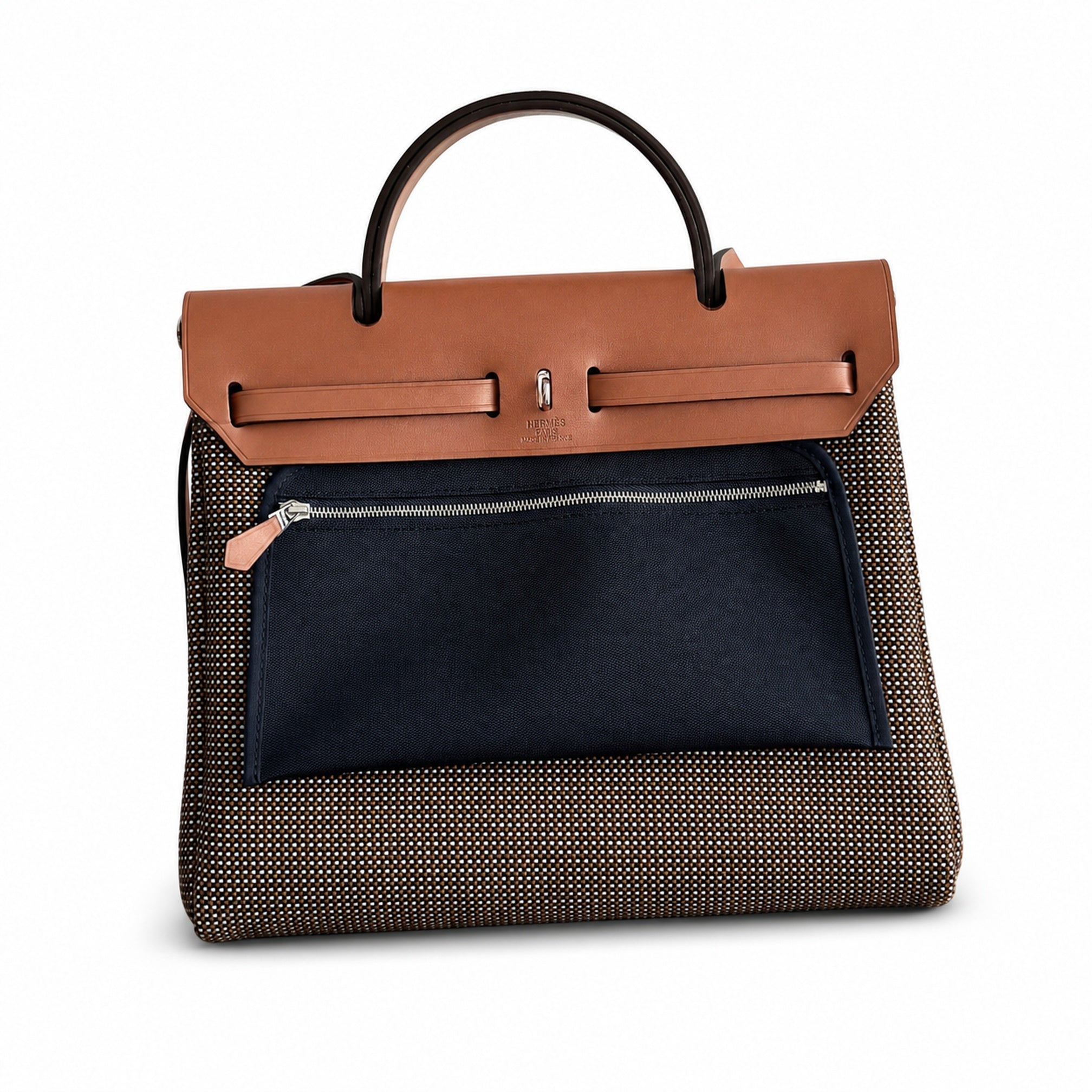 Hermers' popular herbag 31cm is designed to be inspired by saddle bags. The body of the bag is made of canvas, and the inseam, shoulder straps and handle are made of leather. The appearance is very si
