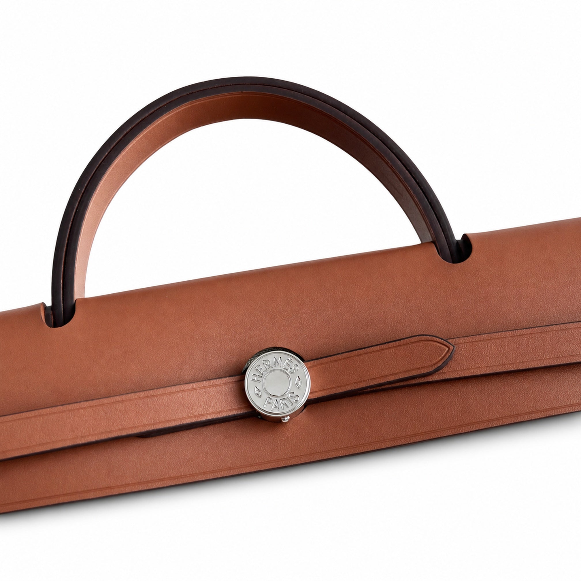 Hermers' popular herbag 31cm is designed to be inspired by saddle bags. The body of the bag is made of canvas, and the outer seams, shoulder straps and handbags are made of leather. The appearance is
