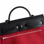 Hermers' popular herbag 31cm is designed to be inspired by saddle bags. The body of the bag is made of canvas, and the outer seams, shoulder straps and handbags are made of leather. The appearance is