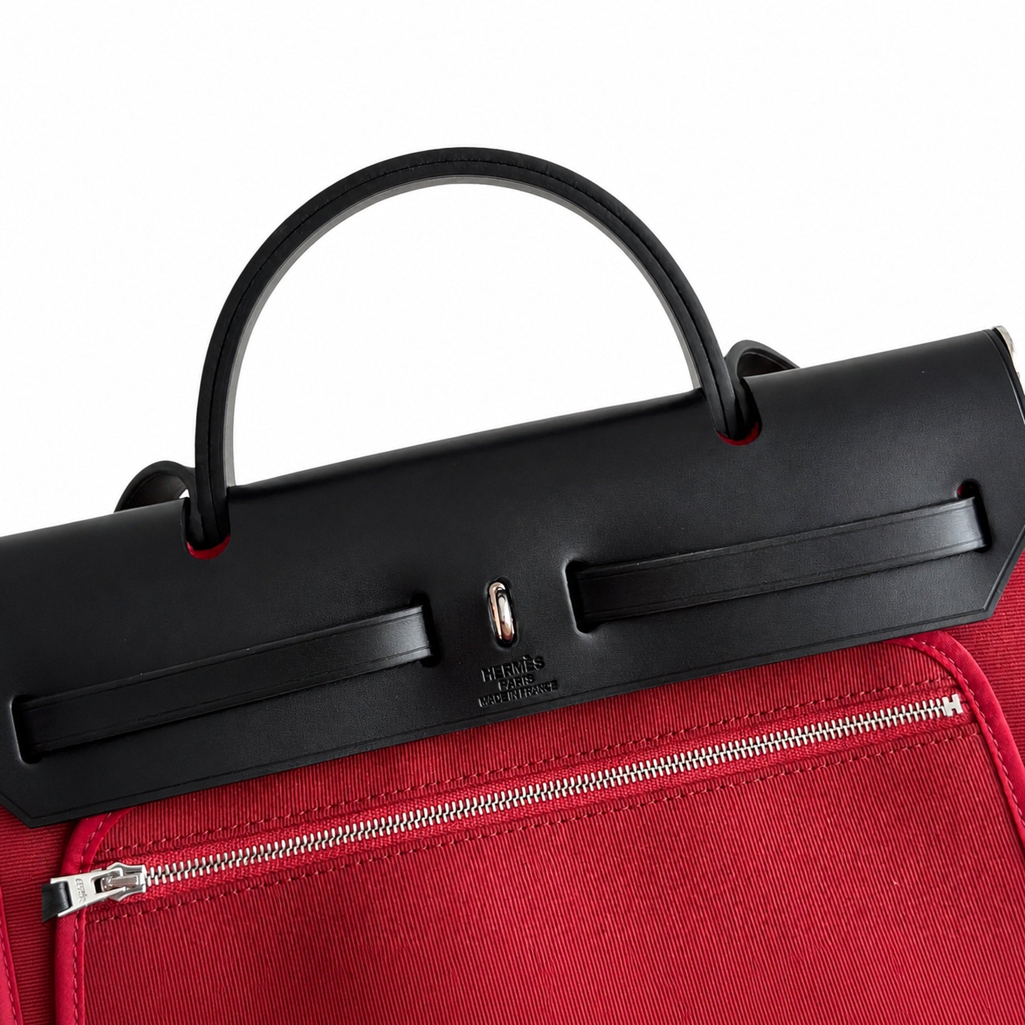 Hermers' popular herbag 31cm is designed to be inspired by saddle bags. The body of the bag is made of canvas, and the outer seams, shoulder straps and handbags are made of leather. The appearance is