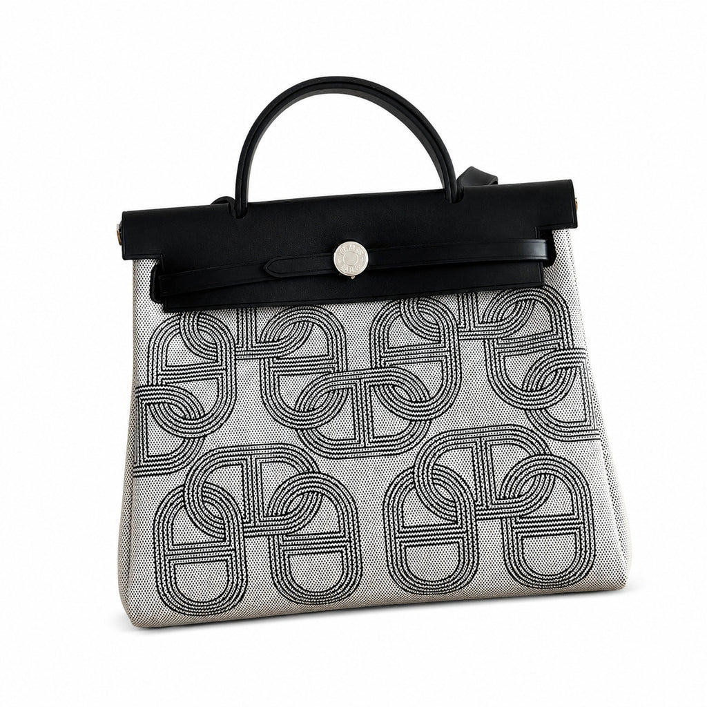 Hermers' popular herbag 31cm is designed to be inspired by saddle bags. The body of the bag is made of canvas, and the inseam, shoulder straps and handle are made of leather. The appearance is very si