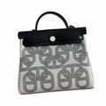 Hermers' popular herbag 31cm is designed to be inspired by saddle bags. The body of the bag is made of canvas, and the inseam, shoulder straps and handle are made of leather. The appearance is very si