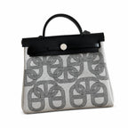 Hermers' popular herbag 31cm is designed to be inspired by saddle bags. The body of the bag is made of canvas, and the inseam, shoulder straps and handle are made of leather. The appearance is very si