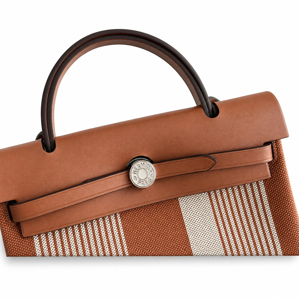 Hermers' popular herbag 31cm is designed to be inspired by saddle bags. The body of the bag is made of canvas, and the outer seams, shoulder straps and handbags are made of leather. The appearance is