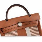 Hermers' popular herbag 31cm is designed to be inspired by saddle bags. The body of the bag is made of canvas, and the outer seams, shoulder straps and handbags are made of leather. The appearance is