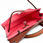 Hermers' popular herbag 31cm is designed to be inspired by saddle bags. The body of the bag is made of canvas, and the outer seams, shoulder straps and handbags are made of leather. The appearance is