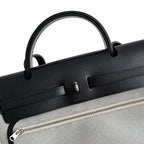 Hermers' popular herbag 31cm is designed to be inspired by saddle bags. The body of the bag is made of canvas, and the outer seams, shoulder straps and handbags are made of leather. The appearance is