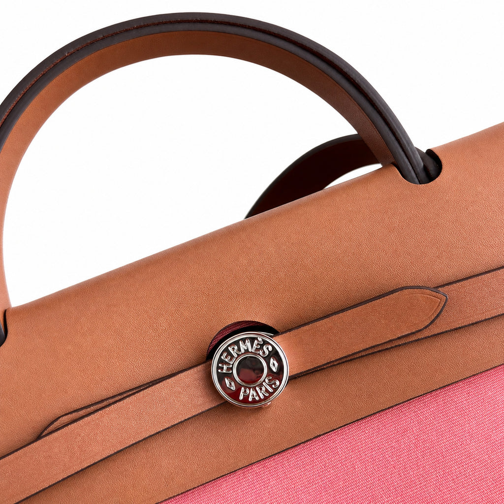Hermers' popular herbag 31cm is designed to be inspired by saddle bags. The body of the bag is made of canvas, and the outer seams, shoulder straps and handbags are made of leather. The appearance is