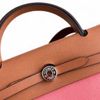 Hermers' popular herbag 31cm is designed to be inspired by saddle bags. The body of the bag is made of canvas, and the outer seams, shoulder straps and handbags are made of leather. The appearance is