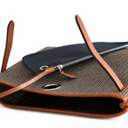 Hermers' popular herbag 31cm is designed to be inspired by saddle bags. The body of the bag is made of canvas, and the inseam, shoulder straps and handle are made of leather. The appearance is very si