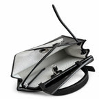Hermers' popular herbag 31cm is designed to be inspired by saddle bags. The body of the bag is made of canvas and has outer seams. The shoulder straps and handbags are made of leather and look similar