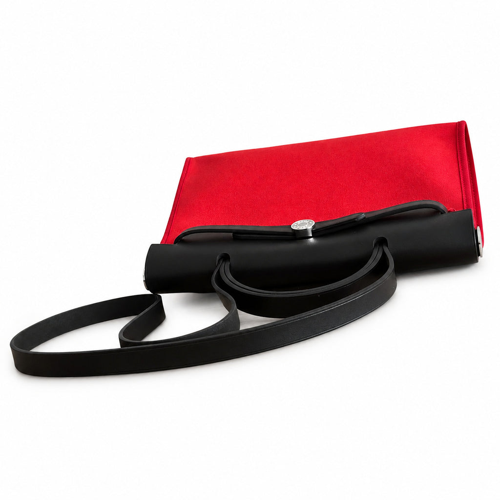 Hermers' popular herbag 31cm is designed to be inspired by saddle bags. The body of the bag is made of canvas, and the outer seams, shoulder straps and handbags are made of leather. The appearance is