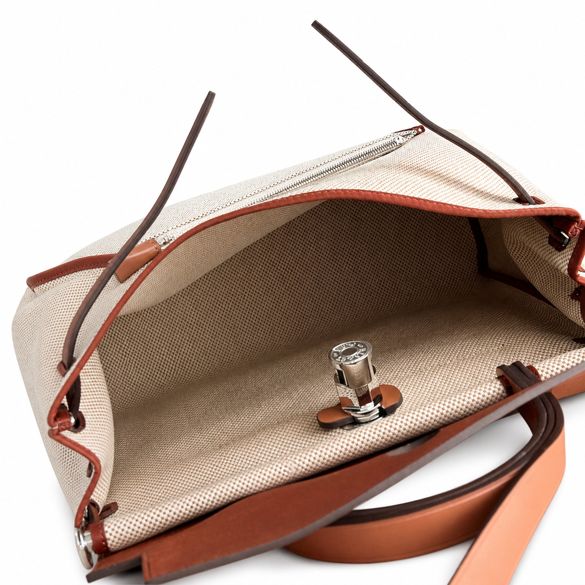 Hermers' popular herbag 31cm is designed to be inspired by saddle bags. The body of the bag is made of canvas, and the inseam, shoulder straps and handle are made of leather. The appearance is very si