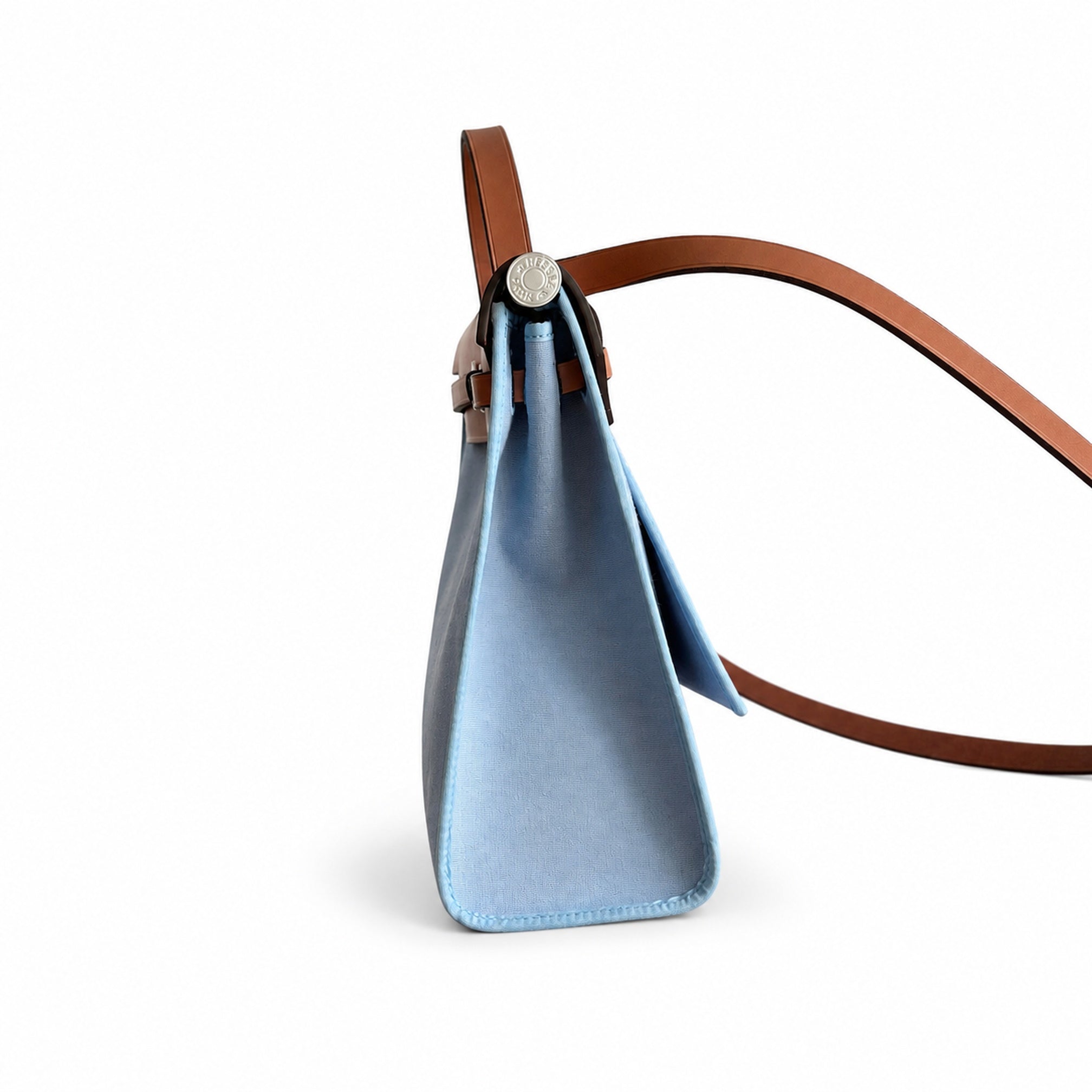 Hermers' popular herbag 31cm is designed to be inspired by saddle bags. The body of the bag is made of canvas, and the outer seams, shoulder straps and handbags are made of leather. The appearance is