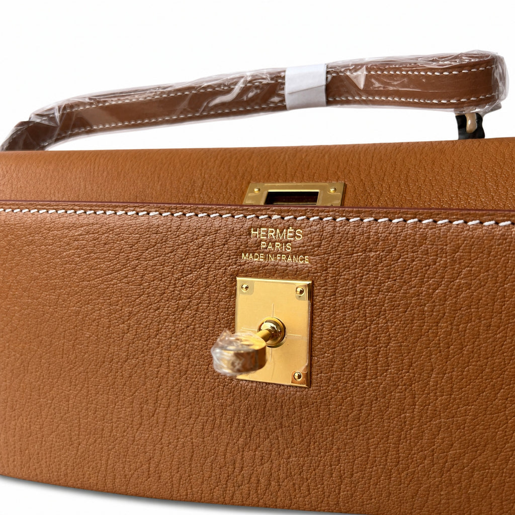 Hermès’ new armpit bag is here. A new member has been added to the Kelly family. Just looking at the online picture, I’m so excited. The first look at the real thing feels like an enlarged version of