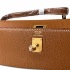 Hermès’ new armpit bag is here. A new member has been added to the Kelly family. Just looking at the online picture, I’m so excited. The first look at the real thing feels like an enlarged version of