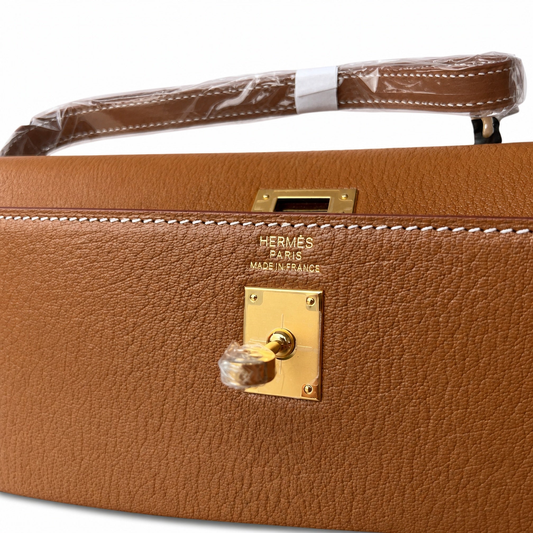Hermès’ new armpit bag is here. A new member has been added to the Kelly family. Just looking at the online picture, I’m so excited. The first look at the real thing feels like an enlarged version of