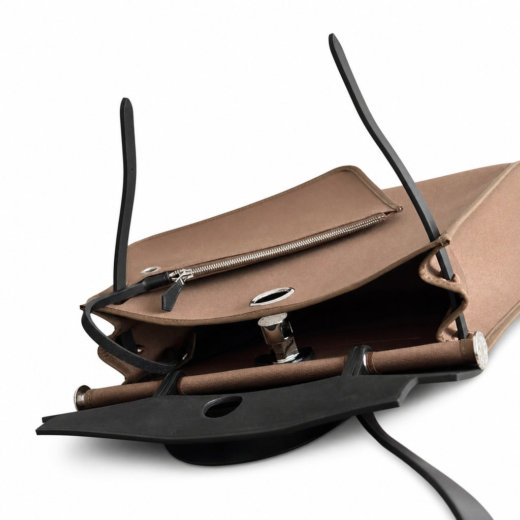 Hermers' popular herbag 31cm is designed to be inspired by saddle bags. The body of the bag is made of canvas, and the outer seams, shoulder straps and handbags are made of leather. The appearance is