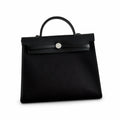 Hermers' popular herbag 31cm is designed to be inspired by saddle bags. The body of the bag is made of canvas, and the outer seams, shoulder straps and handbags are made of leather. The appearance is