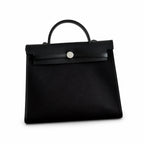 Hermers' popular herbag 31cm is designed to be inspired by saddle bags. The body of the bag is made of canvas, and the outer seams, shoulder straps and handbags are made of leather. The appearance is
