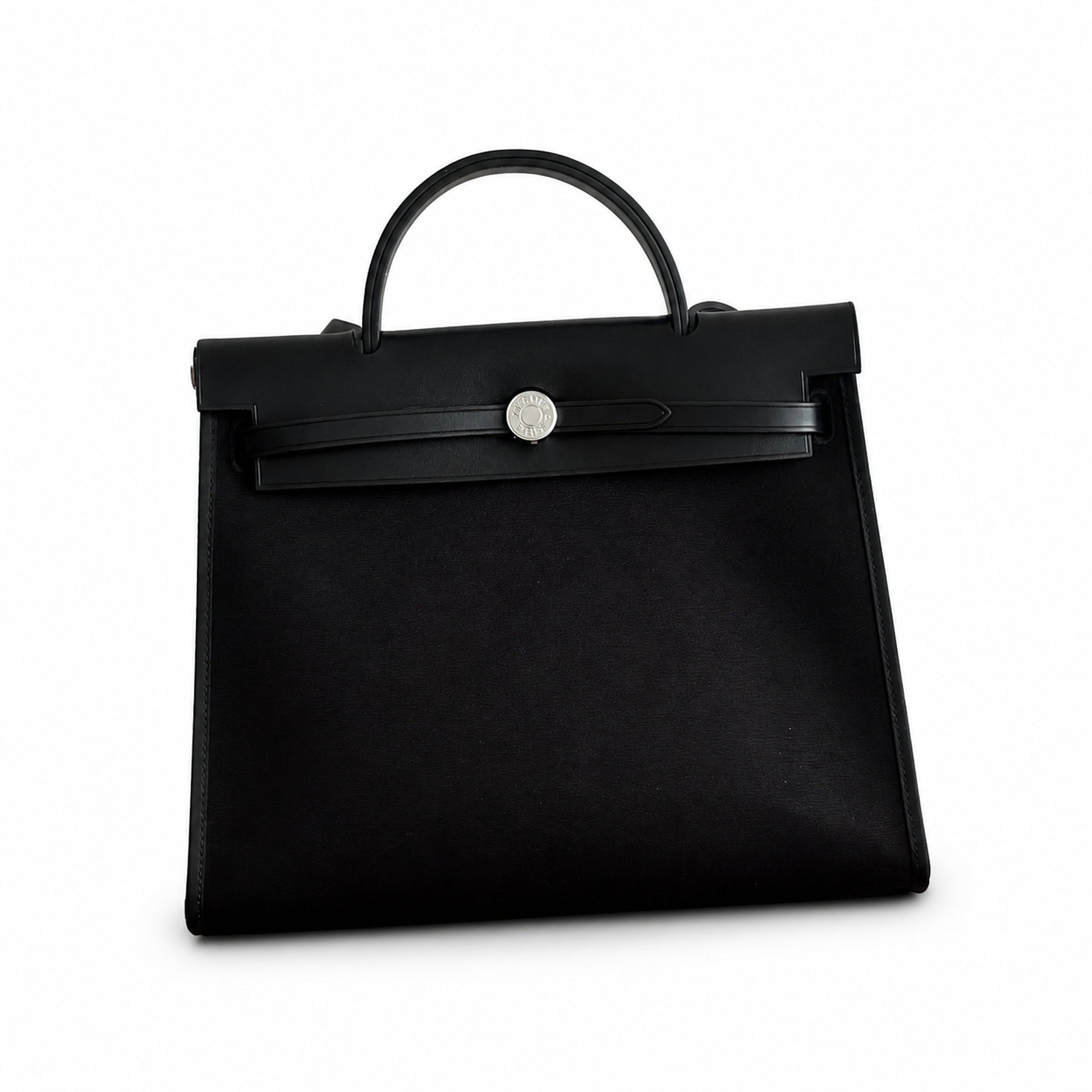 Hermers' popular herbag 31cm is designed to be inspired by saddle bags. The body of the bag is made of canvas, and the outer seams, shoulder straps and handbags are made of leather. The appearance is