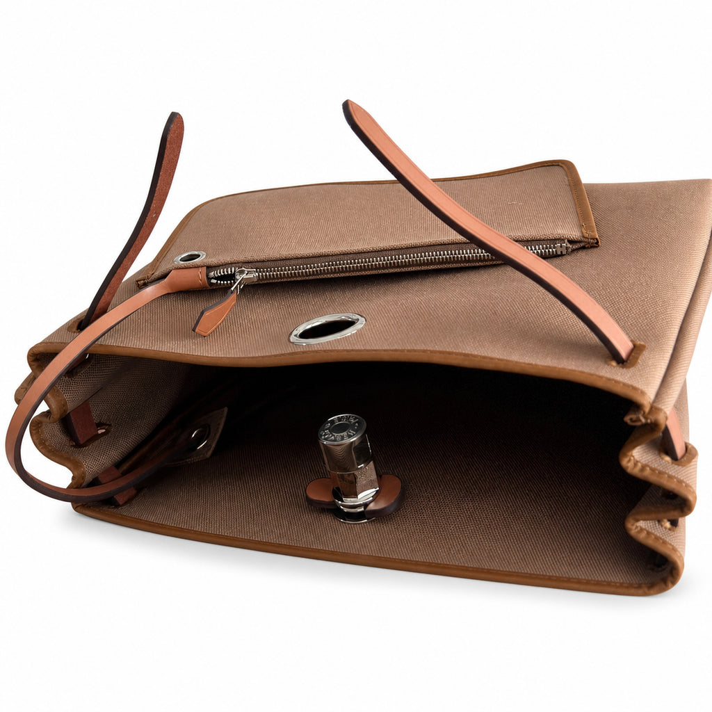 Hermers' popular herbag 31cm is designed to be inspired by saddle bags. The body of the bag is made of canvas, and the inseam, shoulder straps and handle are made of leather. The appearance is very si