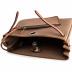 Hermers' popular herbag 31cm is designed to be inspired by saddle bags. The body of the bag is made of canvas, and the inseam, shoulder straps and handle are made of leather. The appearance is very si