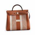 Hermers' popular herbag 31cm is designed to be inspired by saddle bags. The body of the bag is made of canvas, and the inseam, shoulder straps and handle are made of leather. The appearance is very si