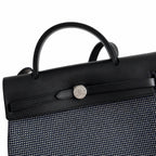 Hermers' popular herbag 31cm is designed to be inspired by saddle bags. The body of the bag is made of canvas, and the inseam, shoulder straps and handle are made of leather. The appearance is very si