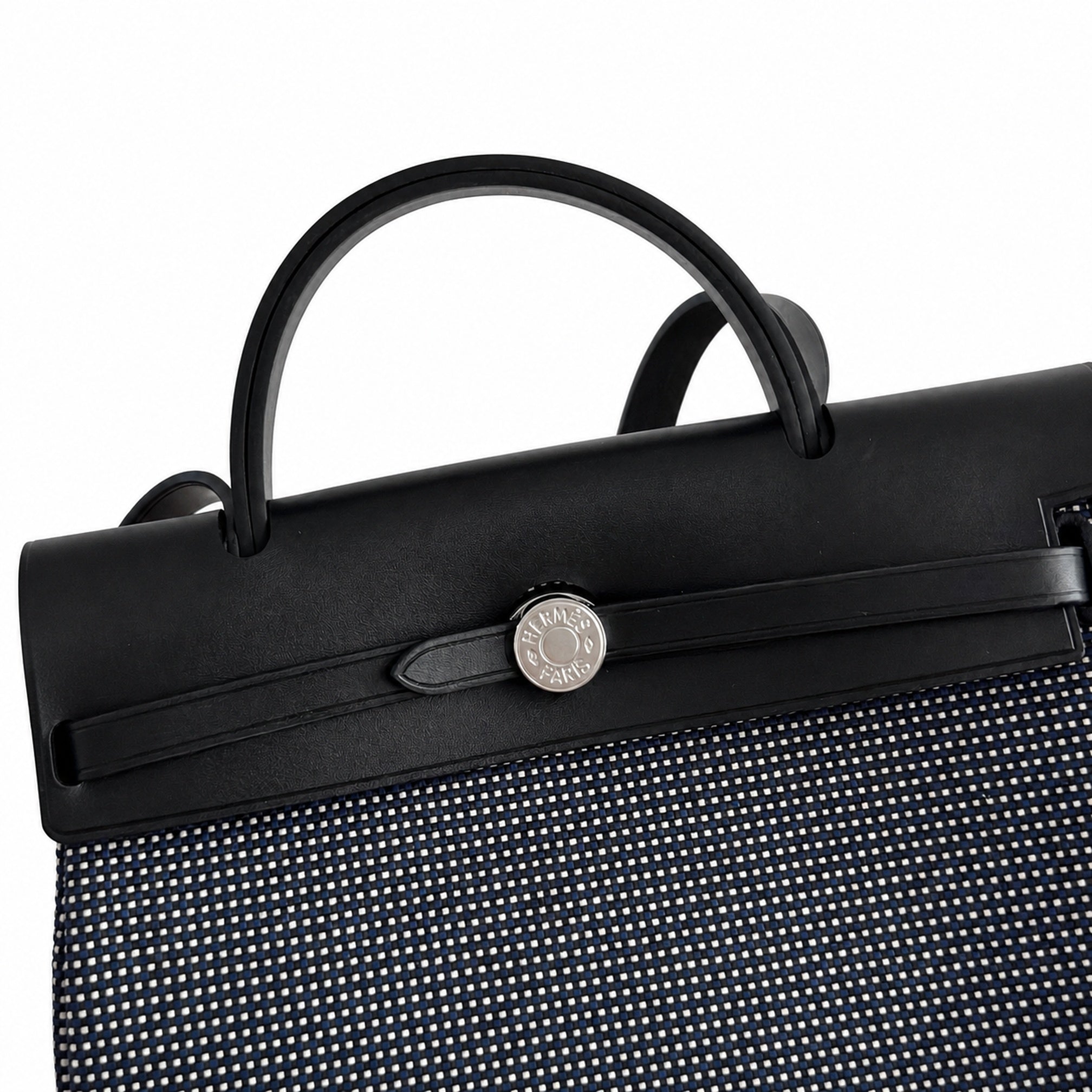 Hermers' popular herbag 31cm is designed to be inspired by saddle bags. The body of the bag is made of canvas, and the inseam, shoulder straps and handle are made of leather. The appearance is very si
