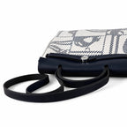 Hermers' popular herbag 31cm is designed to be inspired by saddle bags. The body of the bag is made of canvas, and the inseam, shoulder straps and handle are made of leather. The appearance is very si
