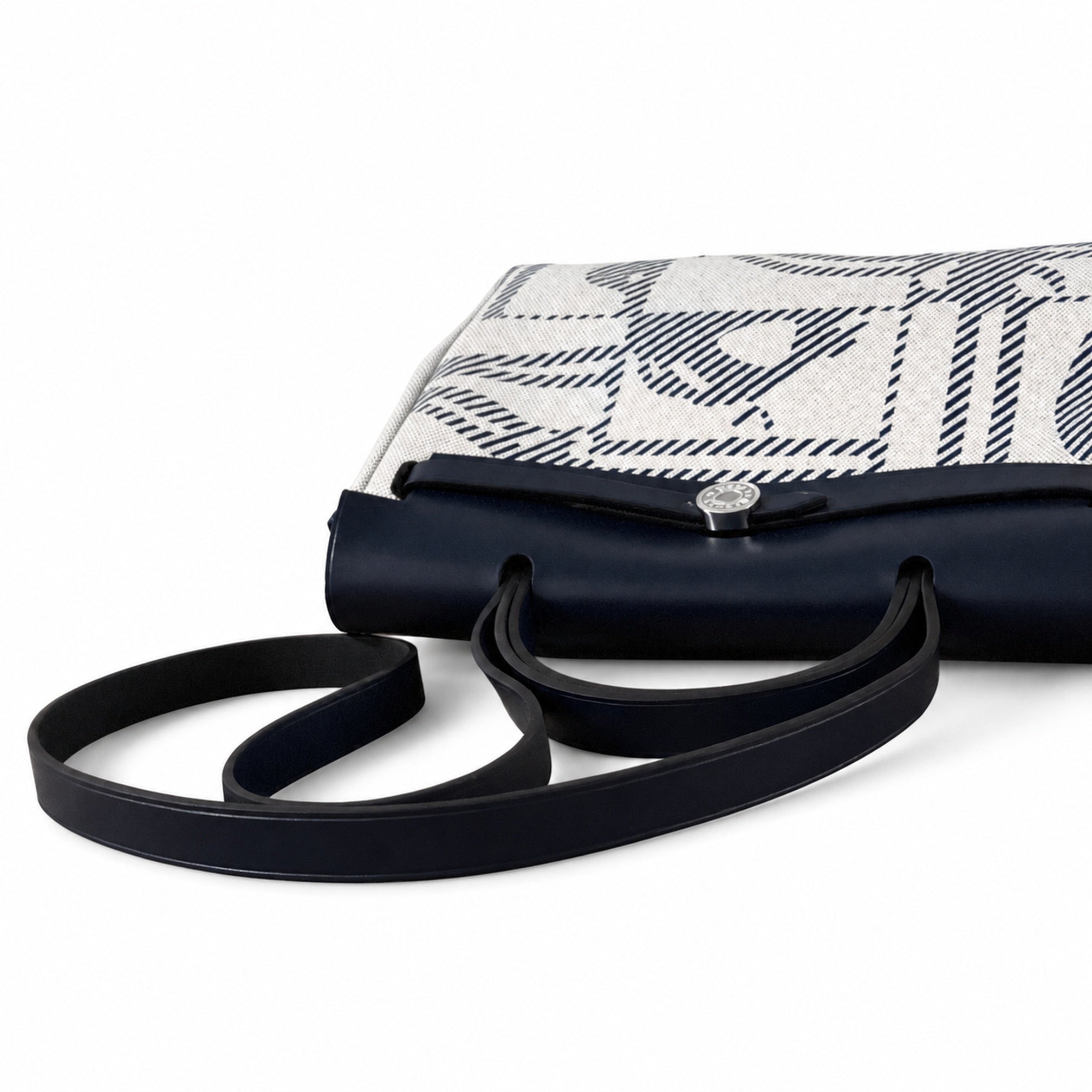 Hermers' popular herbag 31cm is designed to be inspired by saddle bags. The body of the bag is made of canvas, and the inseam, shoulder straps and handle are made of leather. The appearance is very si