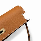 Style: Kelly to go Color: ck37/gold Size: 19*11.5*1.5cm Leather: epsom From France Hardware: gold Kelly crossbody bag, golden brown, cowhide, gold buckle, high-end handmade exclusive customization‼ ️P