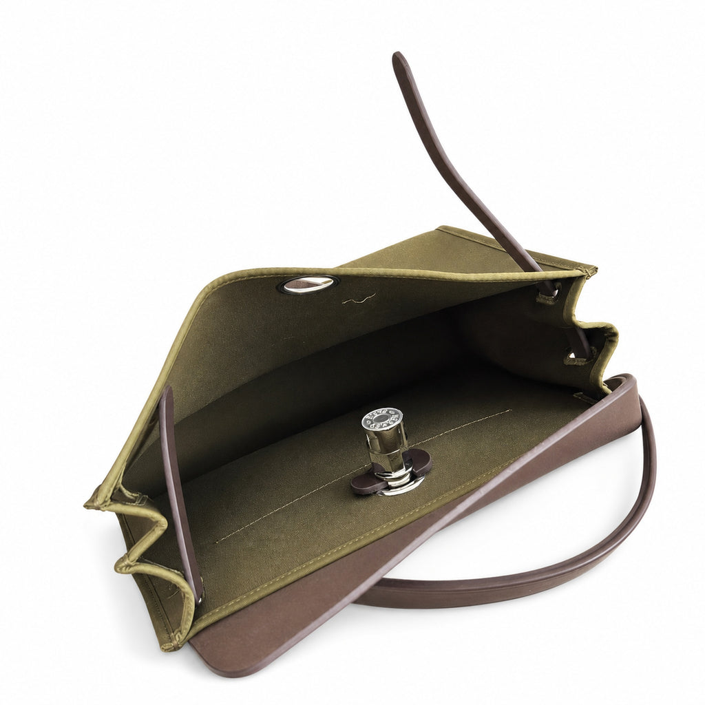 Hermers' popular herbag 31cm is designed to be inspired by saddle bags. The body of the bag is made of canvas, and the outer seams, shoulder straps and handbags are made of leather. The appearance is