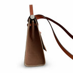Hermers' popular herbag 31cm is designed to be inspired by saddle bags. The body of the bag is made of canvas, and the outer seams, shoulder straps and handbags are made of leather. The appearance is