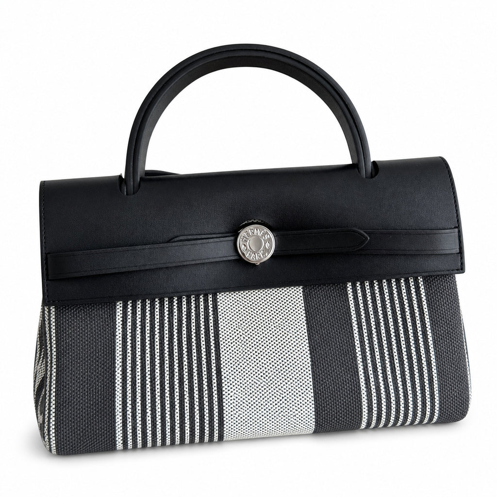 Hermers' popular herbag 31cm is designed to be inspired by saddle bags. The body of the bag is made of canvas, and the outer seams, shoulder straps and handbags are made of leather. The appearance is