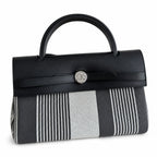 Hermers' popular herbag 31cm is designed to be inspired by saddle bags. The body of the bag is made of canvas, and the outer seams, shoulder straps and handbags are made of leather. The appearance is