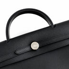 Hermers' popular herbag 31cm is designed to be inspired by saddle bags. The body of the bag is made of canvas and has outer seams. The shoulder straps and handbags are made of leather and look similar