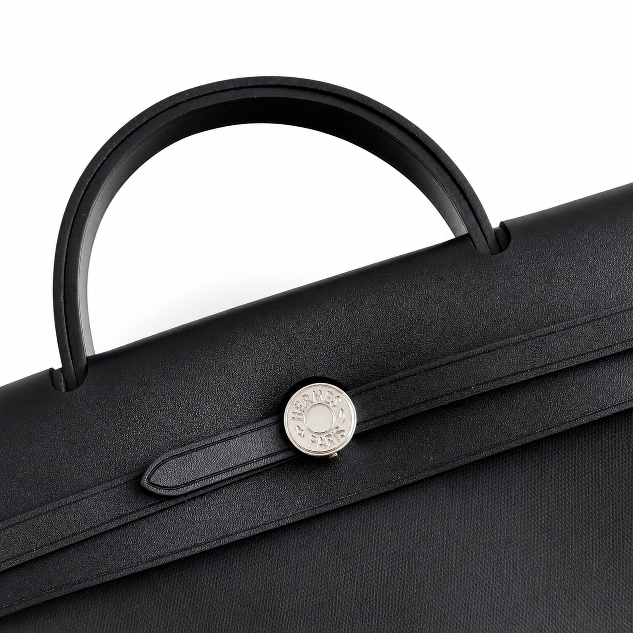 Hermers' popular herbag 31cm is designed to be inspired by saddle bags. The body of the bag is made of canvas and has outer seams. The shoulder straps and handbags are made of leather and look similar