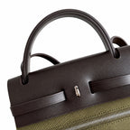 Hermers' popular herbag 31cm is designed to be inspired by saddle bags. The body of the bag is made of canvas, and the outer seams, shoulder straps and handbags are made of leather. The appearance is