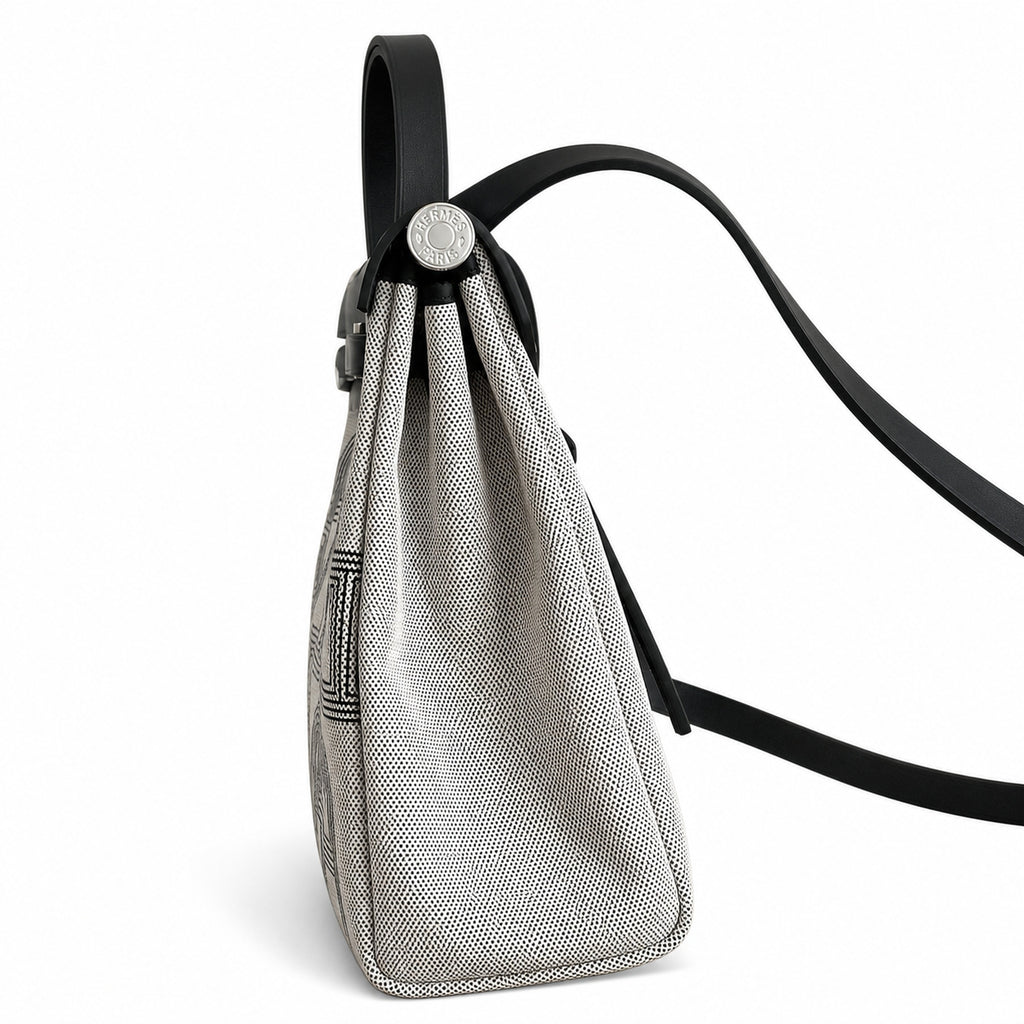 Hermers' popular herbag 31cm is designed to be inspired by saddle bags. The body of the bag is made of canvas, and the inseam, shoulder straps and handle are made of leather. The appearance is very si