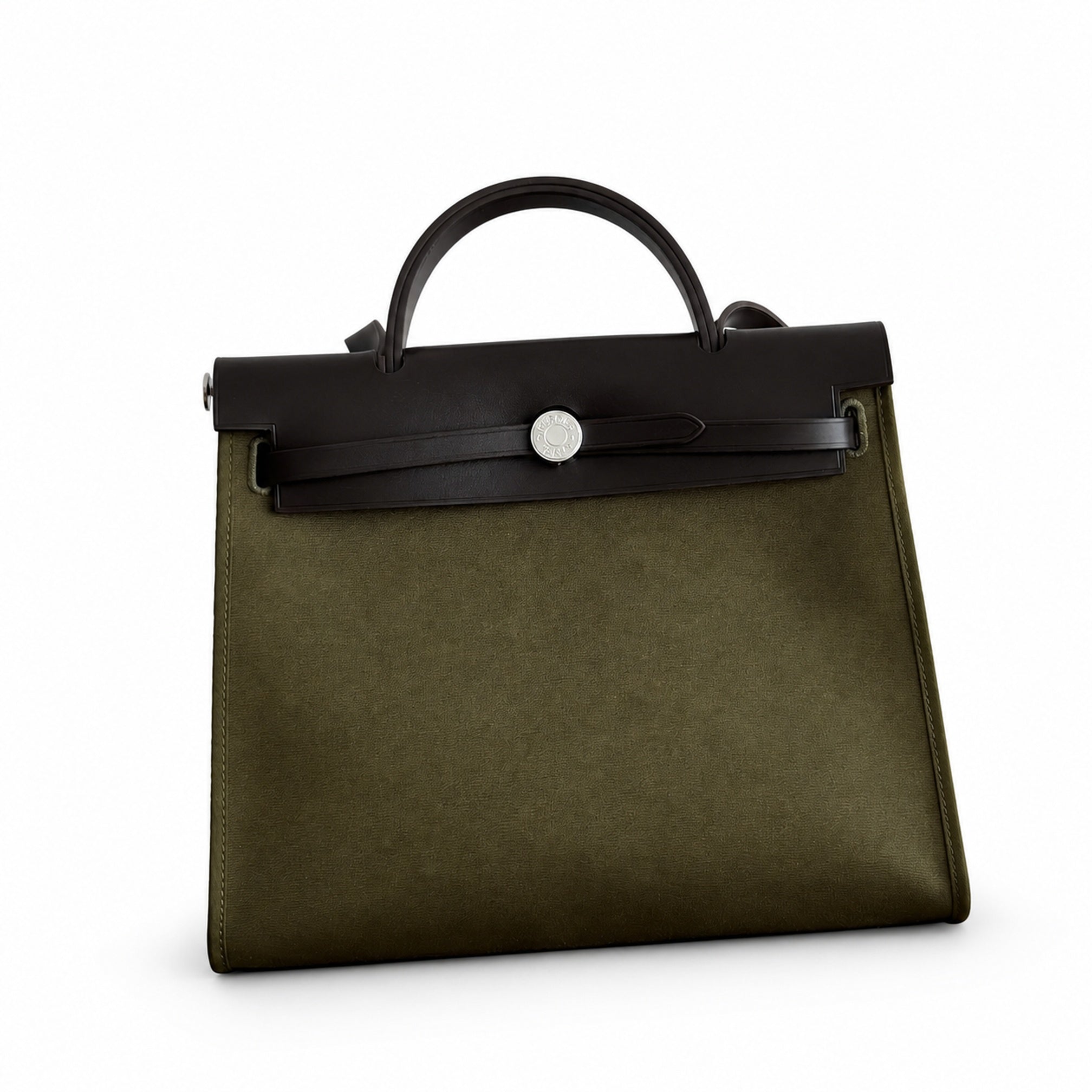 Hermers' popular herbag 31cm is designed to be inspired by saddle bags. The body of the bag is made of canvas, and the outer seams, shoulder straps and handbags are made of leather. The appearance is